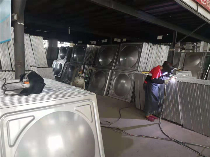 昆明安宁技校500吨水箱施工现场